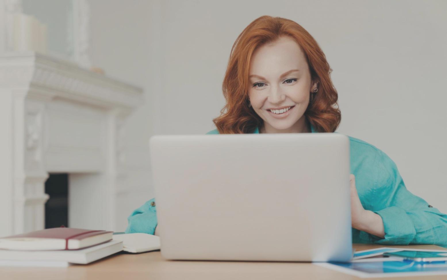 Espacio de trabajo financiero con análisis de mercado