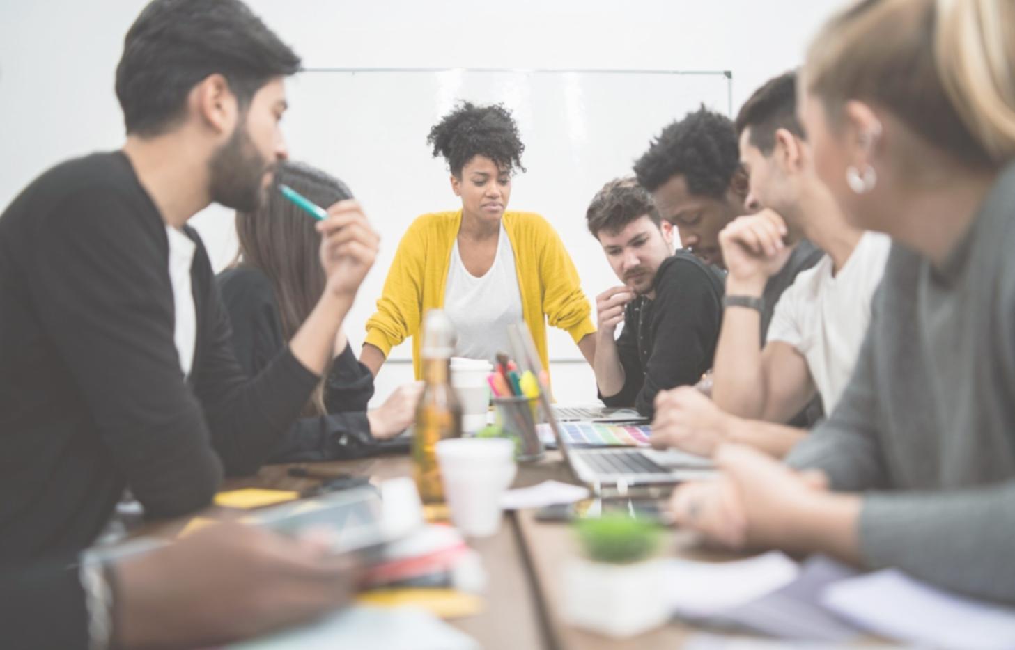 Análisis colaborativo de datos financieros en reunión de equipo